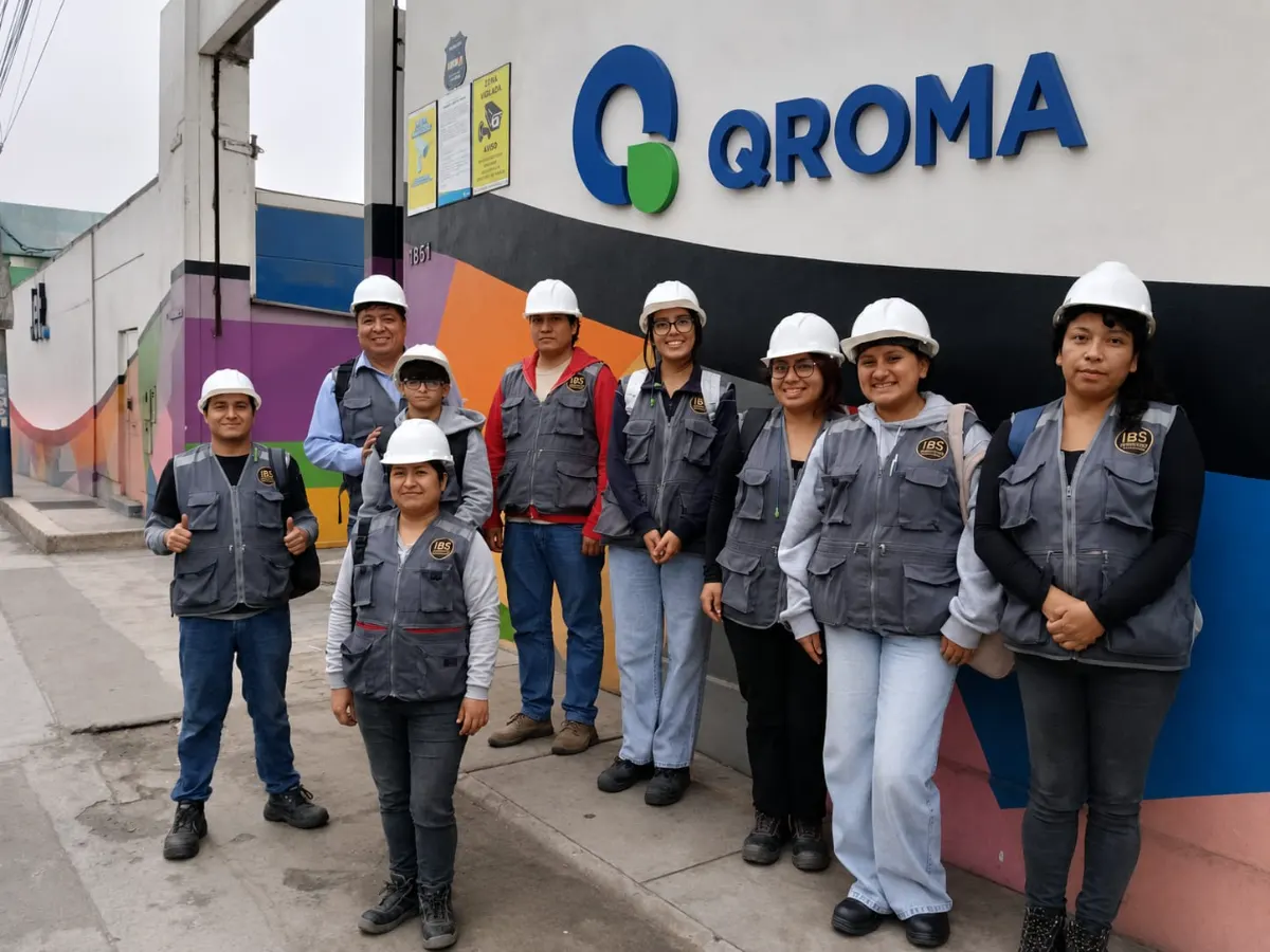 Equipo de IBS con cascos y chalecos en un proyecto de inventario para Qroma